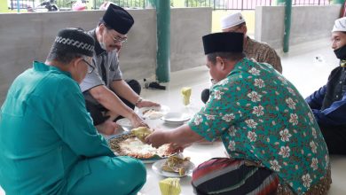 Photo of Soerya Respationo Dijamu Makan Bajamba Oleh Masyarakat Karimun